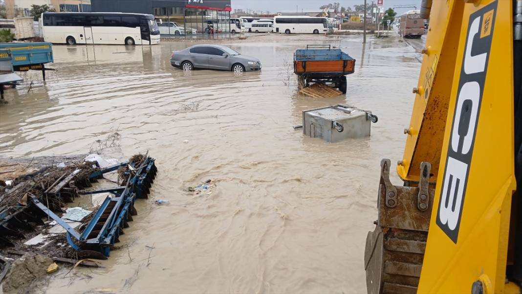 Manavgat'ı sel aldı! 236 kişi mahsur kaldı 7