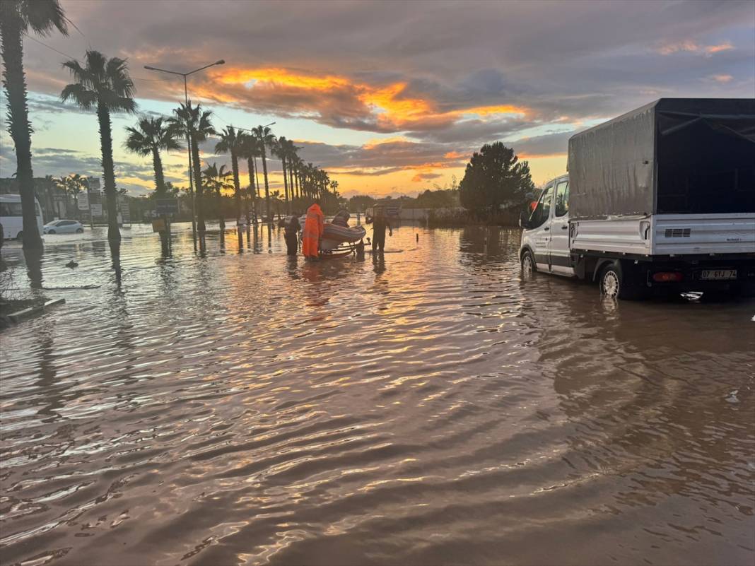 Manavgat'ı sel aldı! 236 kişi mahsur kaldı 6