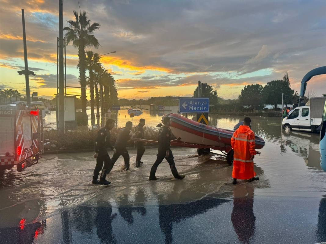 Manavgat'ı sel aldı! 236 kişi mahsur kaldı 9