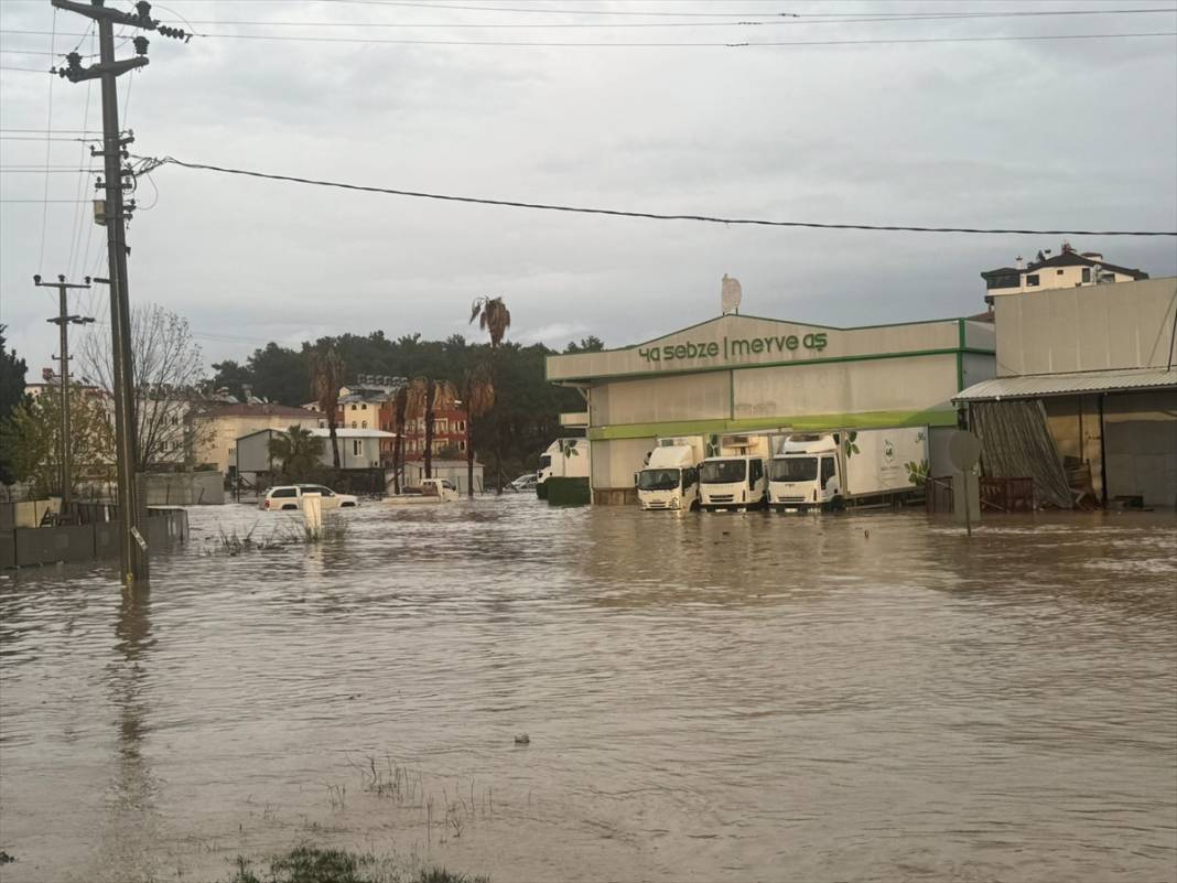 Manavgat'ı sel aldı! 236 kişi mahsur kaldı 11