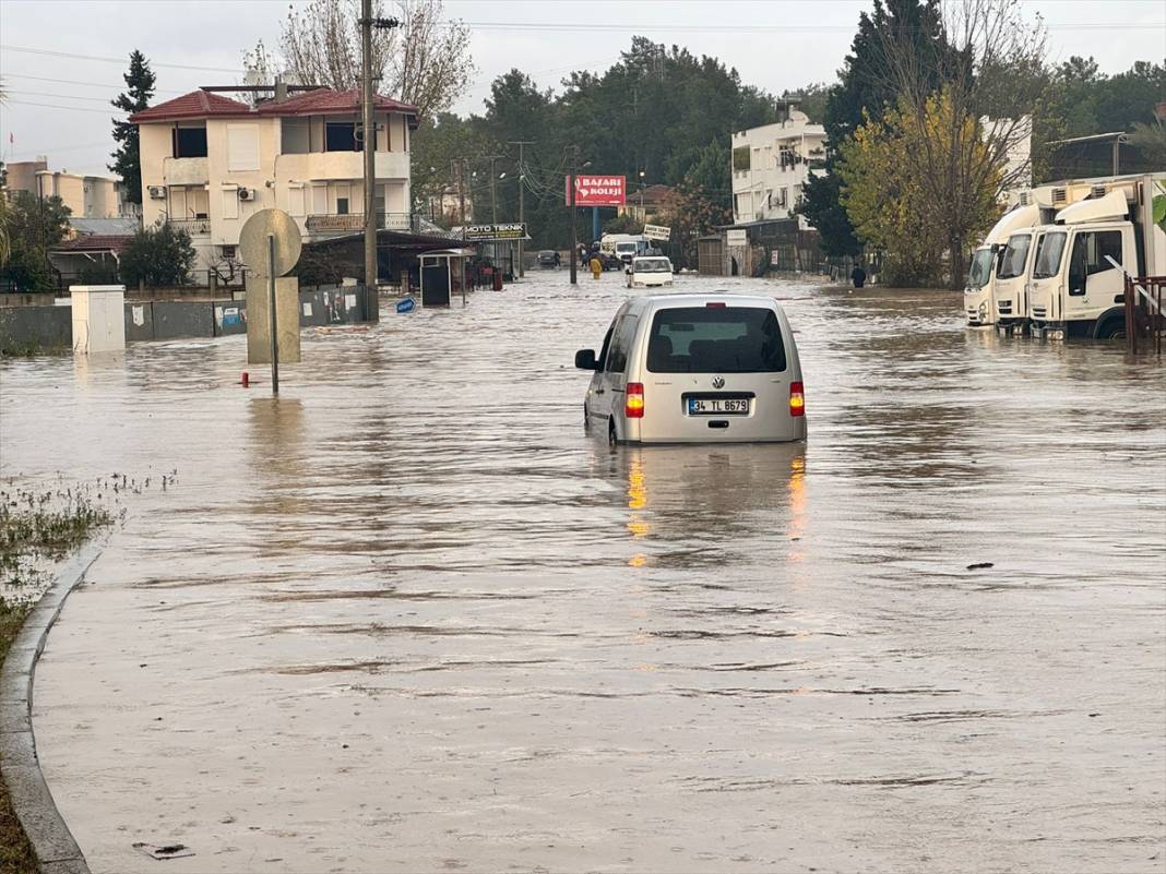 Manavgat'ı sel aldı! 236 kişi mahsur kaldı 10