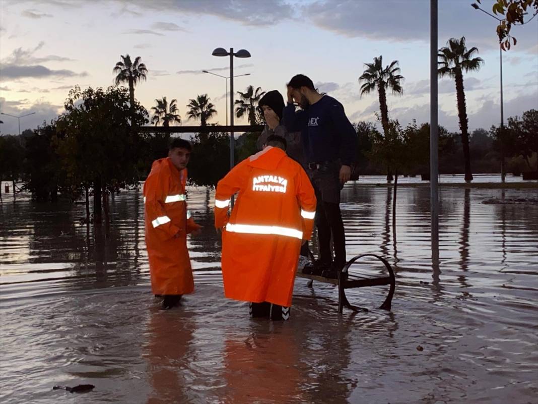 Manavgat'ı sel aldı! 236 kişi mahsur kaldı 14