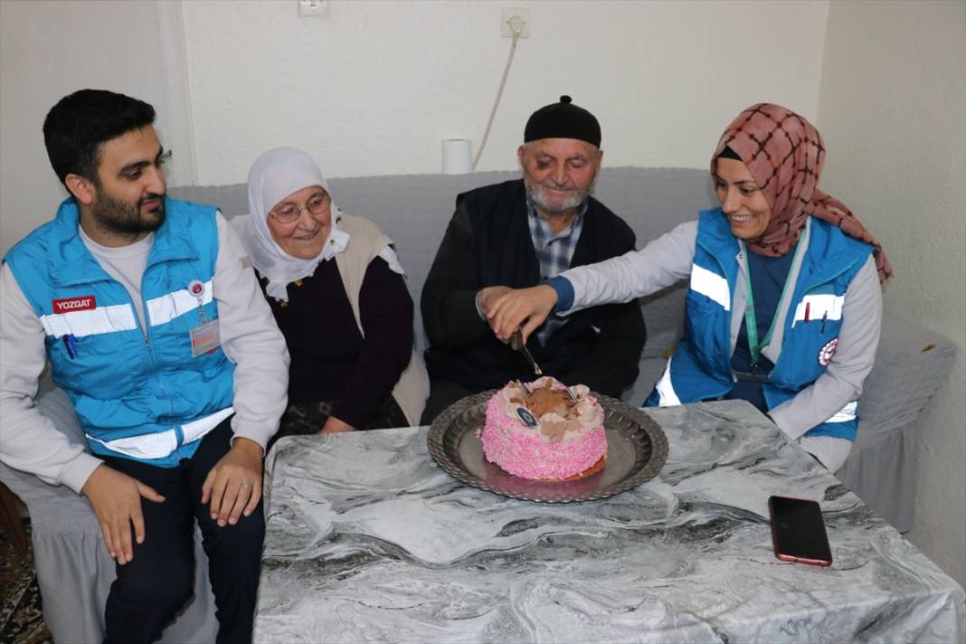 Sağlık ekipleri sürpriz yaptı, doğum gününü ilk defa 80 yaşında kutladı 3