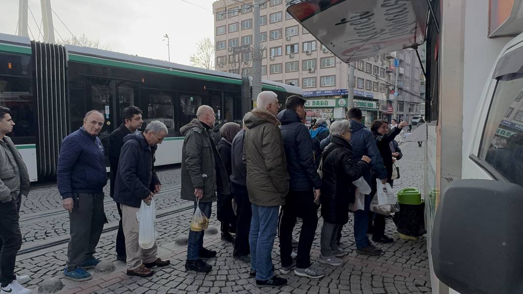 3 daire satarak aldığı hisseler çakılınca patron gitsin diye lokma dağıttı 4