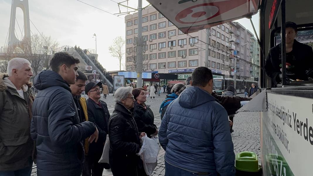 3 daire satarak aldığı hisseler çakılınca patron gitsin diye lokma dağıttı 3