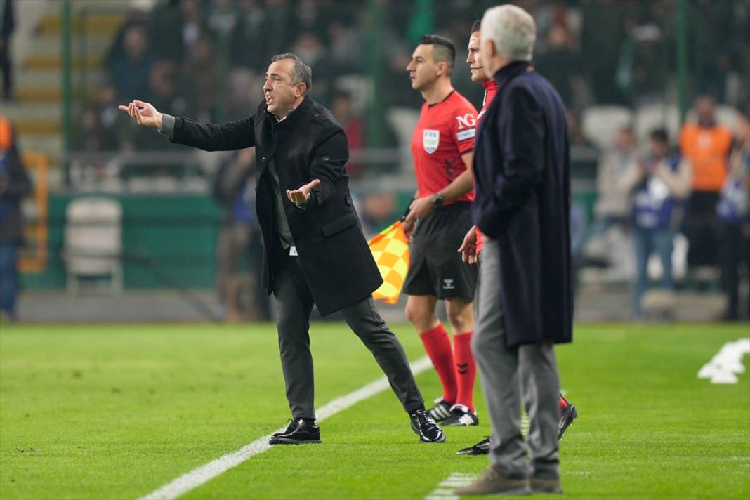 Hakem maçın önüne geçti! Konyaspor - Fenerbahçe maçından kareler 19