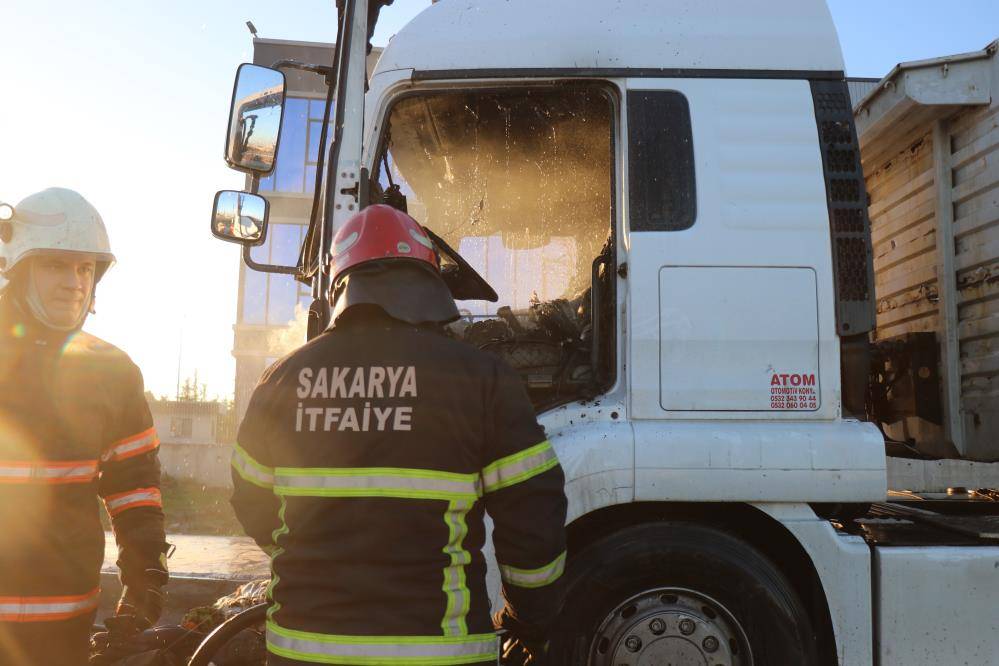 OSB’de Konya plakalı TIR yandı 7