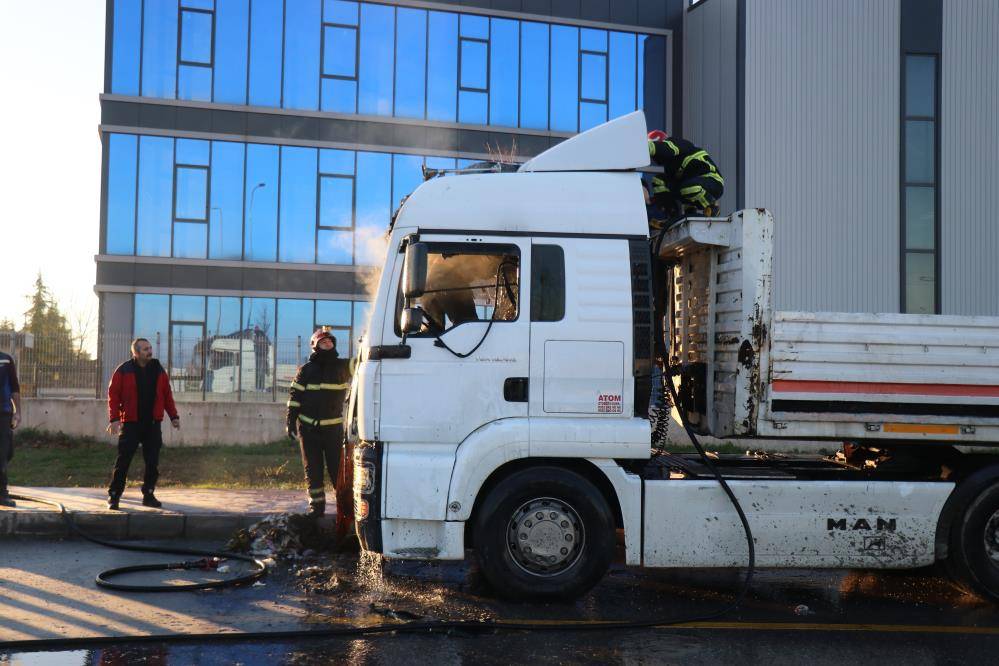 OSB’de Konya plakalı TIR yandı 1