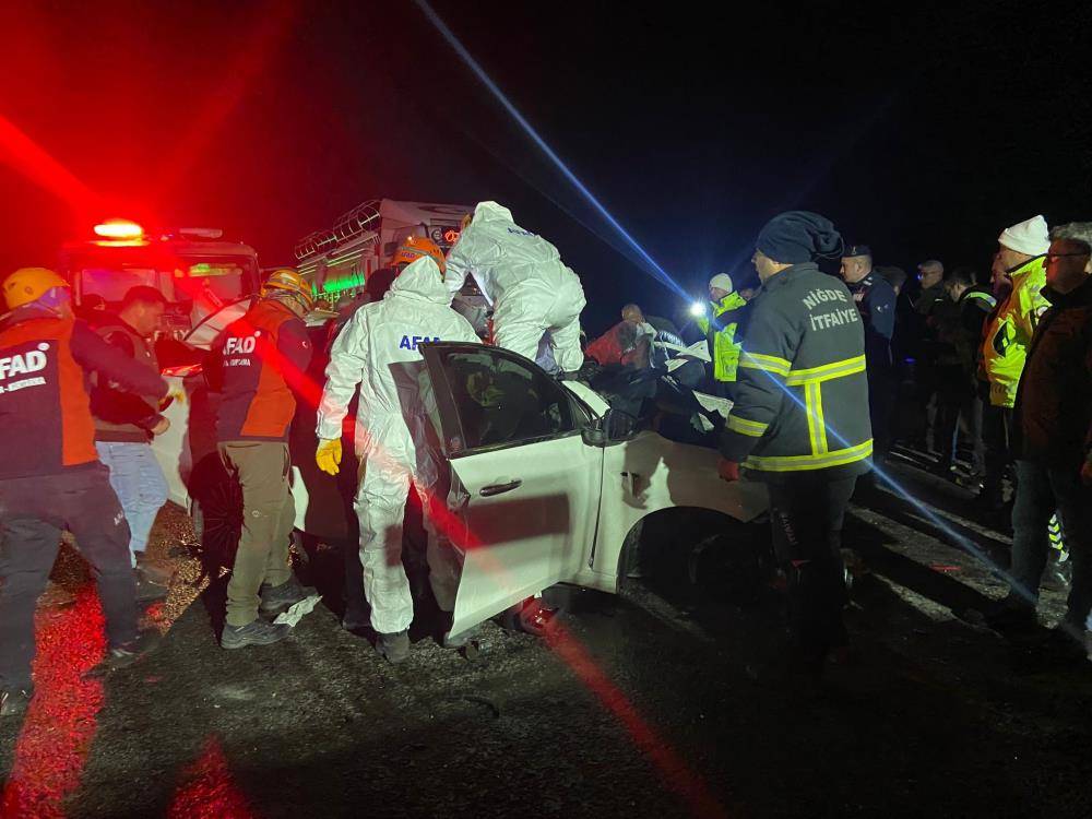 Kara yolunu savaş alanına çeviren kaza! 2 ölü, 1 yaralı var 5