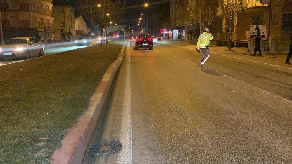 Kaza yerinde inceleme yapan polis ölümden döndü! O an kamerada 2