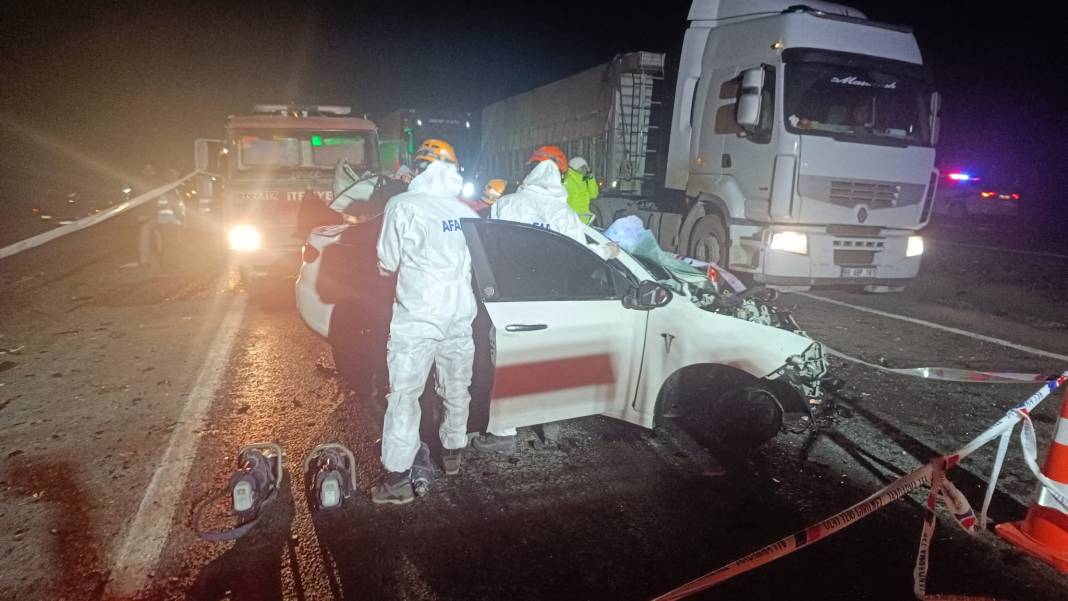 Kara yolunu savaş alanına çeviren kaza! 2 ölü, 1 yaralı var 1