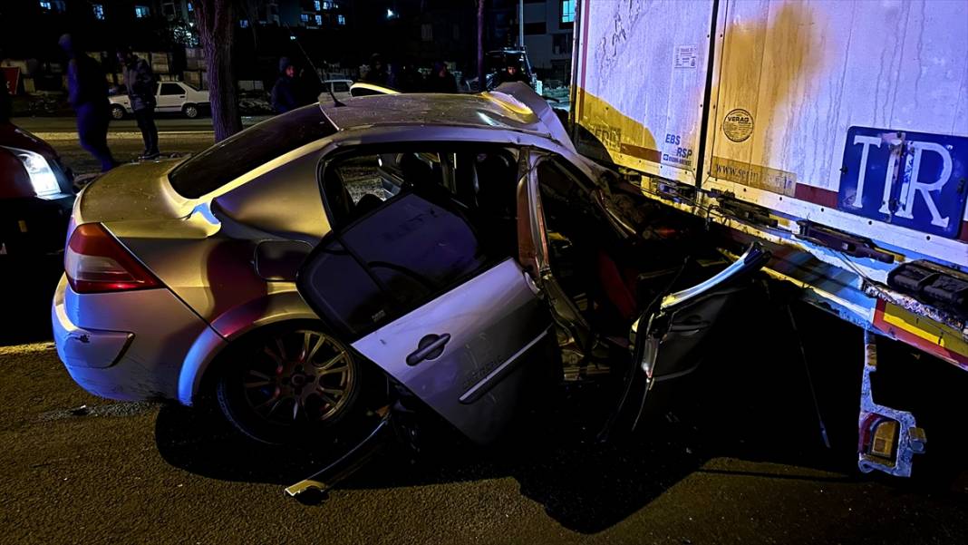 Feci kaza! Otomobil TIR'ın altına girdi 2