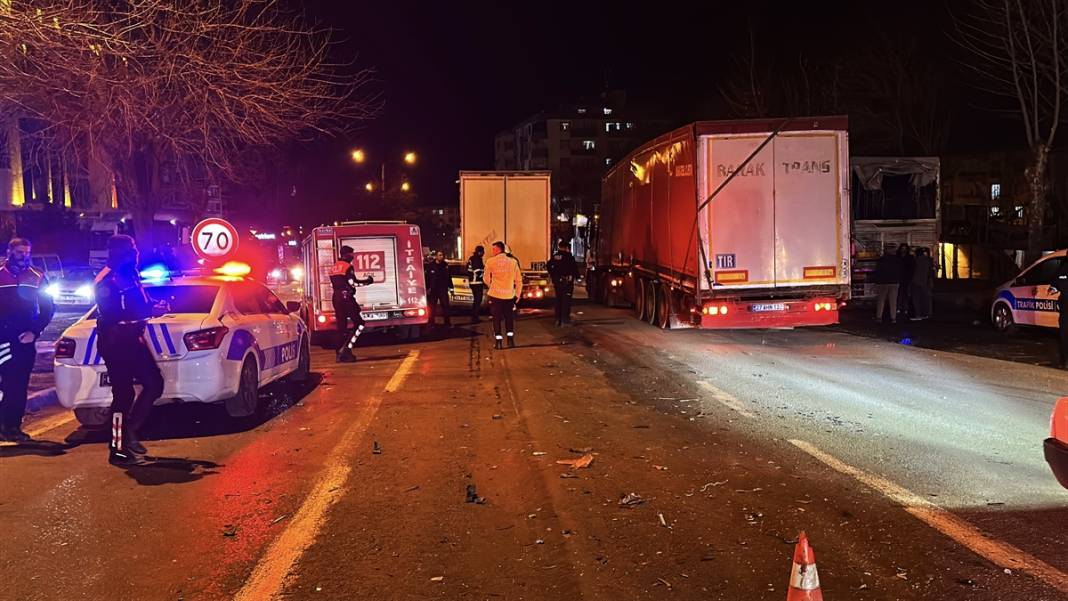 Feci kaza! Otomobil TIR'ın altına girdi 1