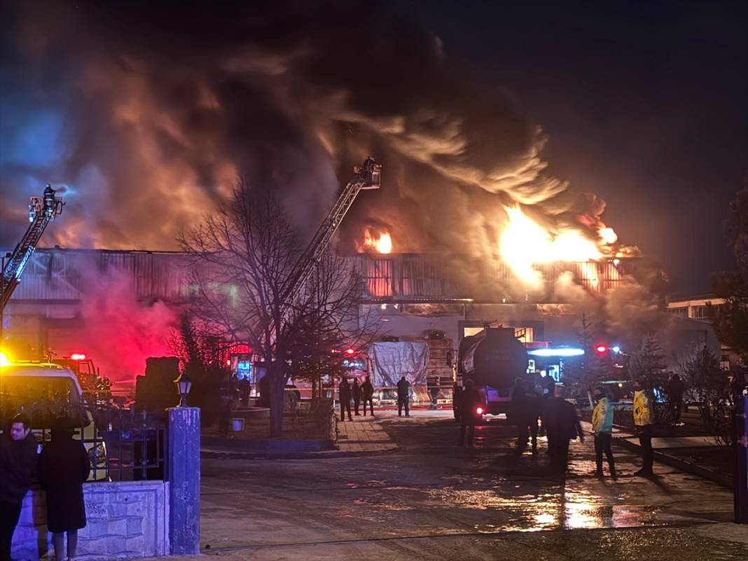 OSB’de büyük yangın! Alevler kontrol altına alınamıyor 1