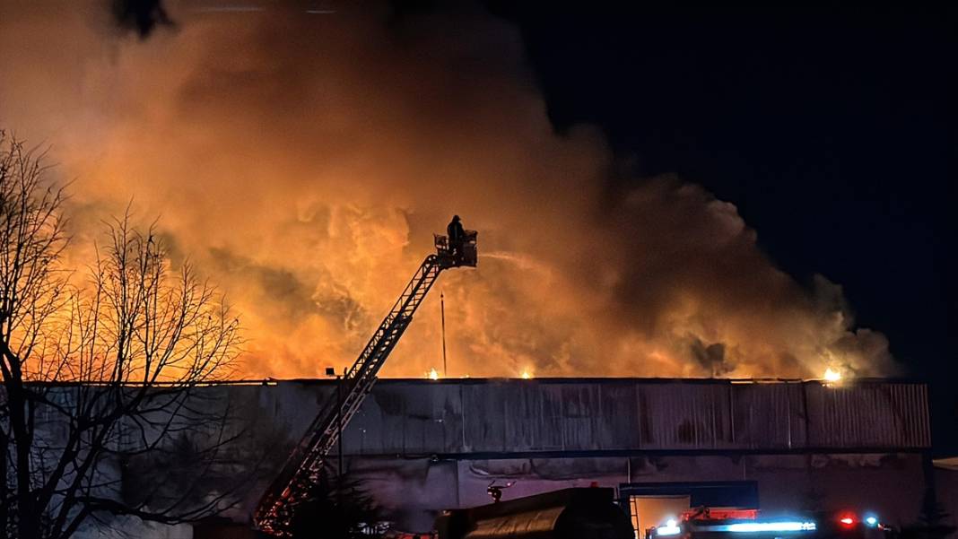 OSB’de büyük yangın! Alevler kontrol altına alınamıyor 8