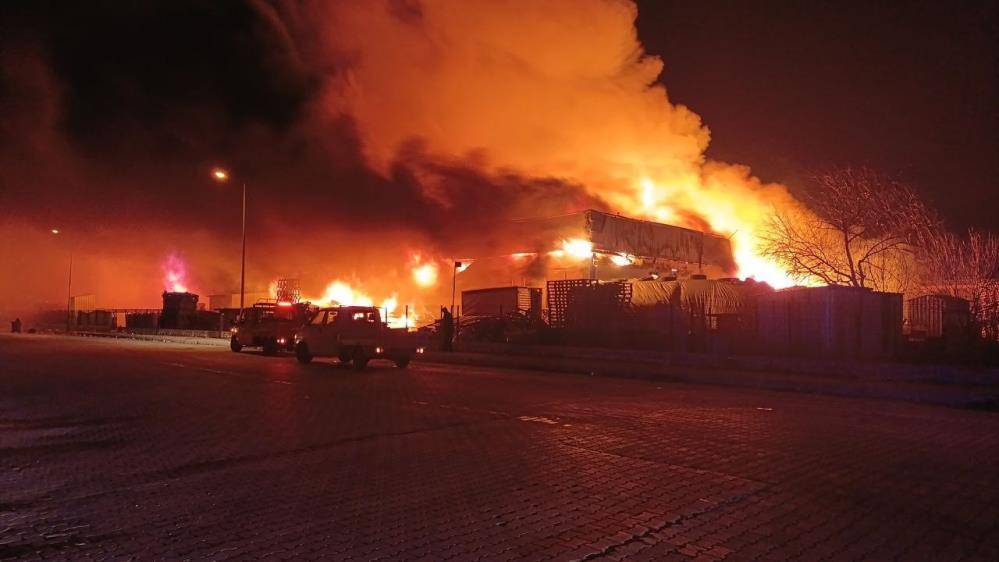 OSB’de büyük yangın! Alevler kontrol altına alınamıyor 11