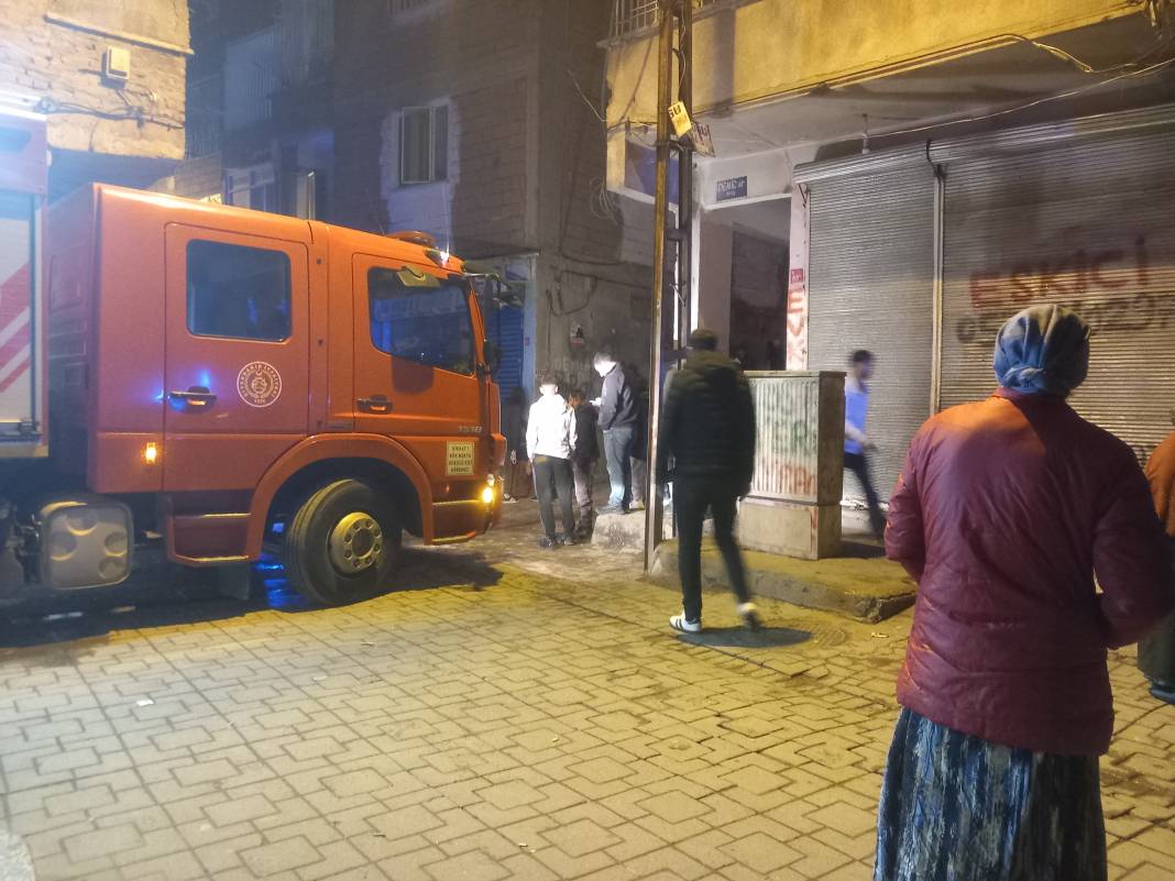 Evde yangın çıktı, 18 kişi hastanelik oldu 3