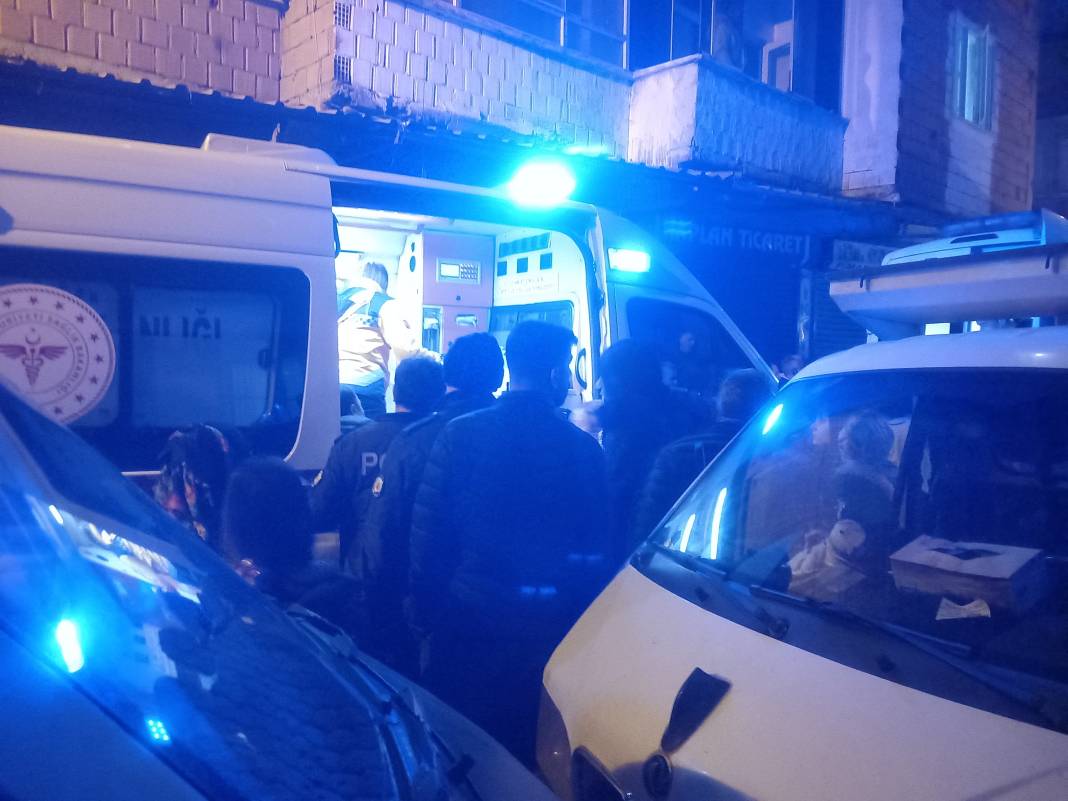 Evde yangın çıktı, 18 kişi hastanelik oldu 2