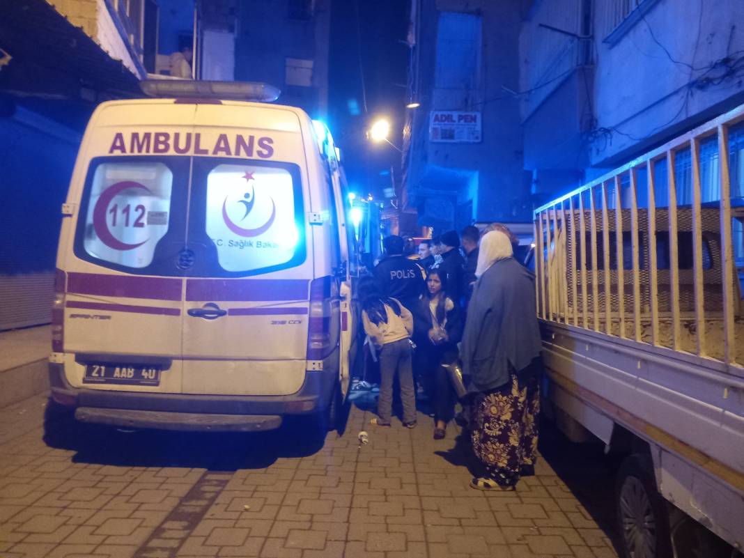 Evde yangın çıktı, 18 kişi hastanelik oldu 5