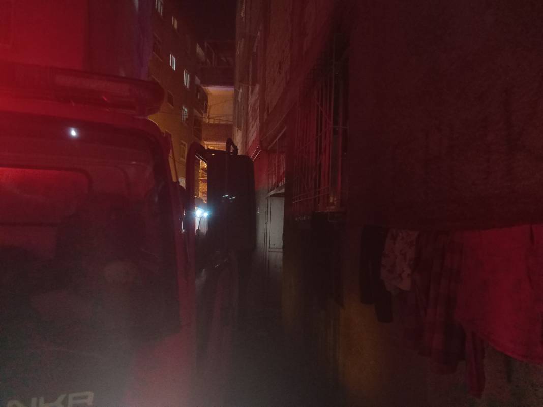 Evde yangın çıktı, 18 kişi hastanelik oldu 7