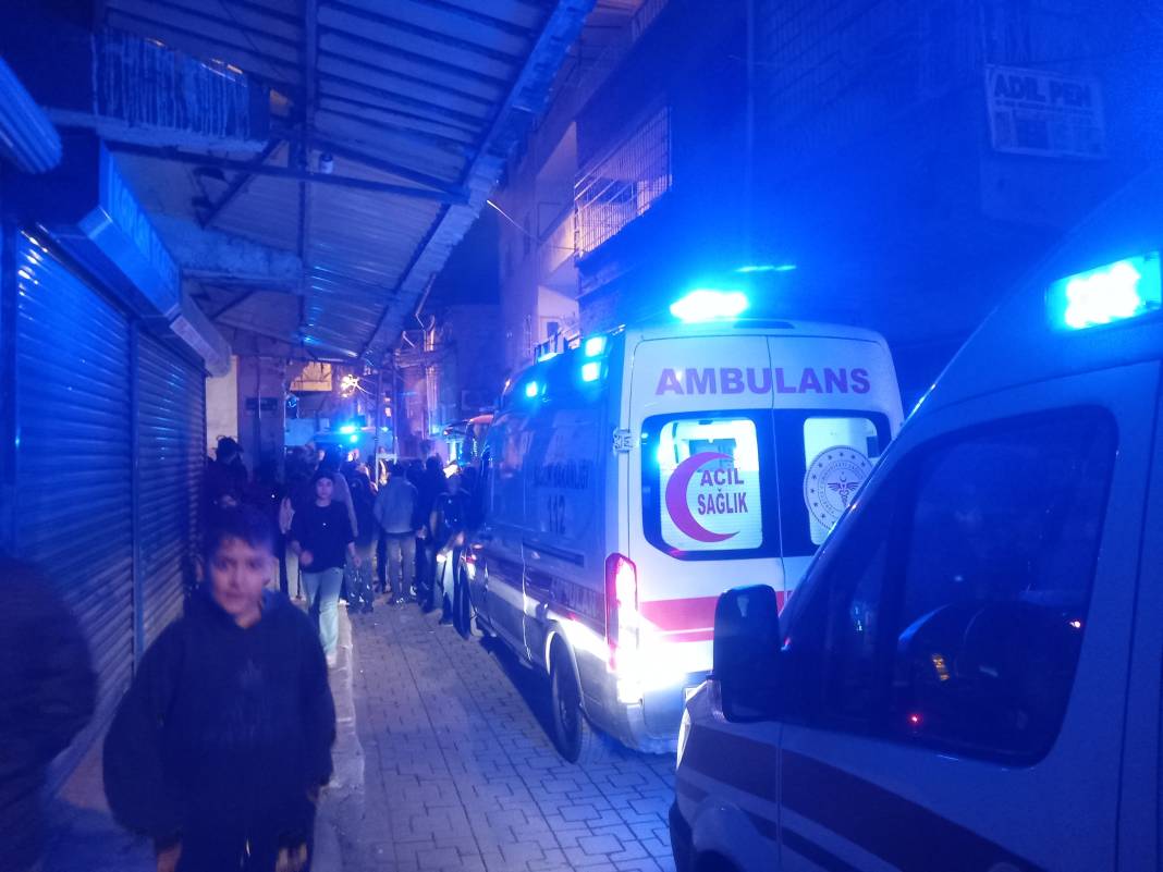 Evde yangın çıktı, 18 kişi hastanelik oldu 1