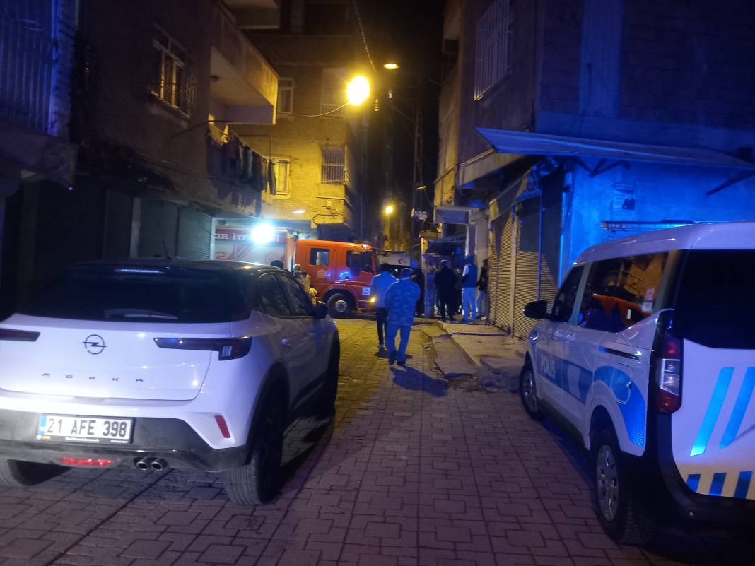 Evde yangın çıktı, 18 kişi hastanelik oldu 6