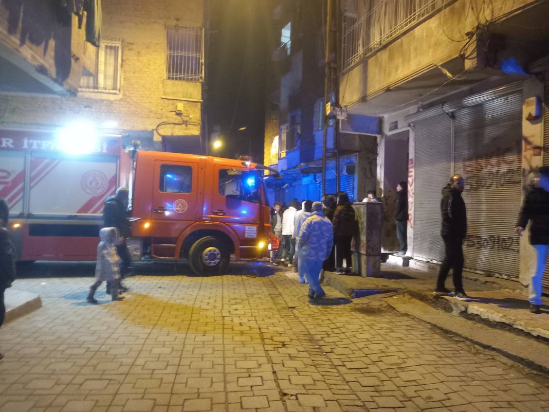 Evde yangın çıktı, 18 kişi hastanelik oldu 4