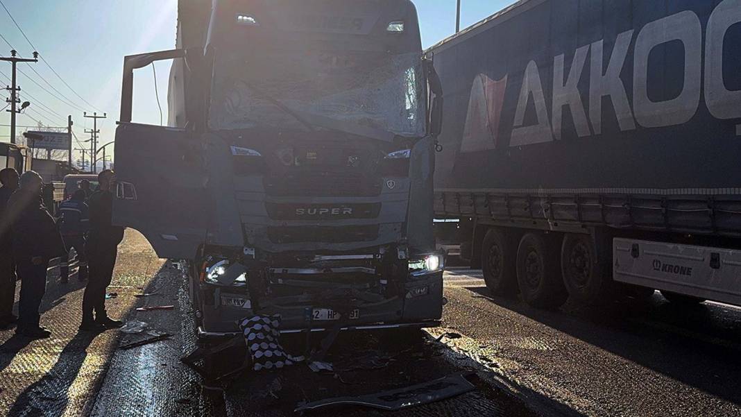 İkisi de Konya plakalı TIR ve otobüs, Manisa’da kazaya karıştı 2