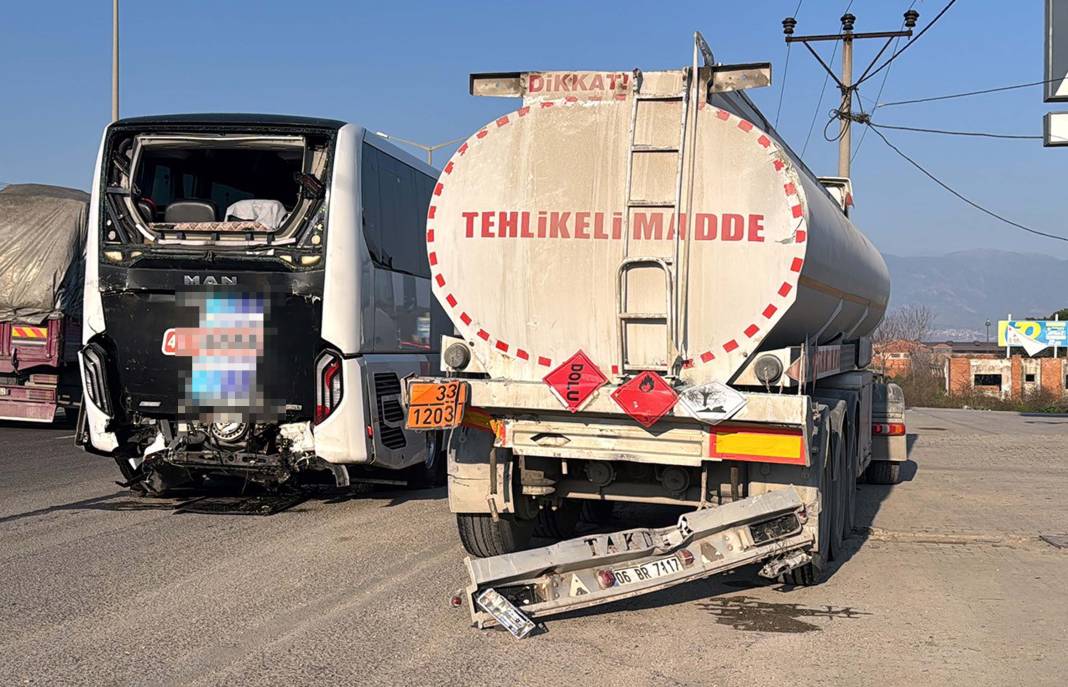 İkisi de Konya plakalı TIR ve otobüs, Manisa’da kazaya karıştı 4