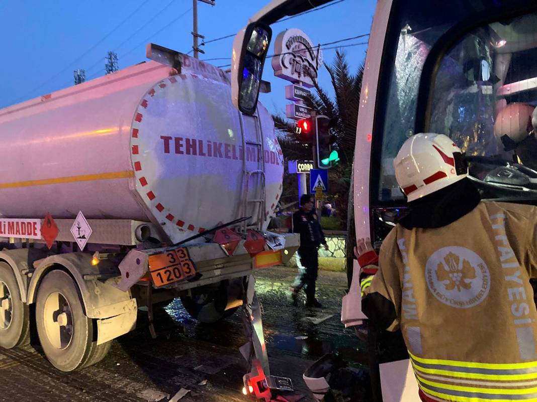 İkisi de Konya plakalı TIR ve otobüs, Manisa’da kazaya karıştı 3