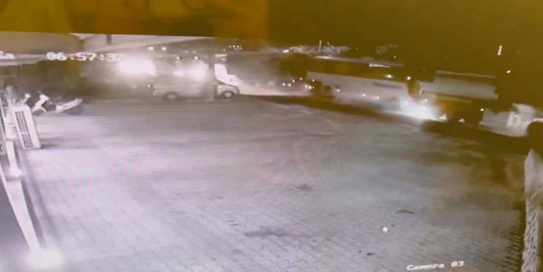 İkisi de Konya plakalı TIR ve otobüs, Manisa’da kazaya karıştı 7