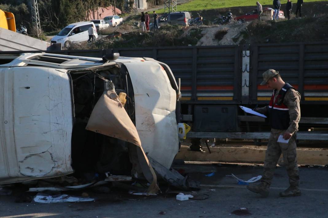 Servis aracı TIR ile çarpıştı! 6 ölü, 8 yaralı var 10