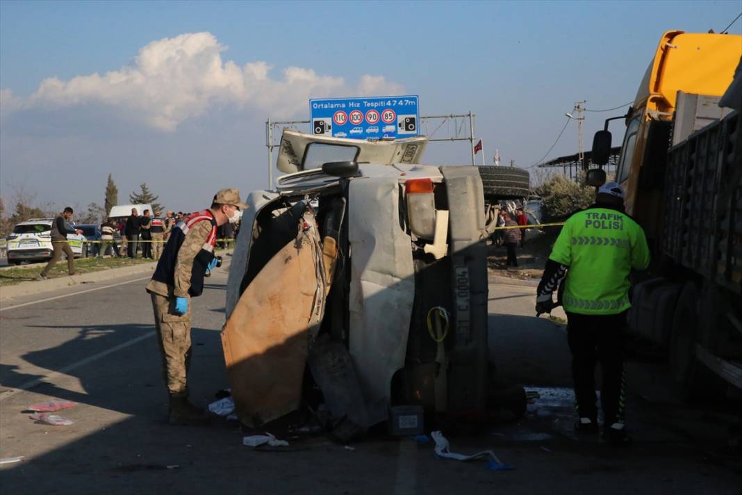 Servis aracı TIR ile çarpıştı! 6 ölü, 8 yaralı var 13