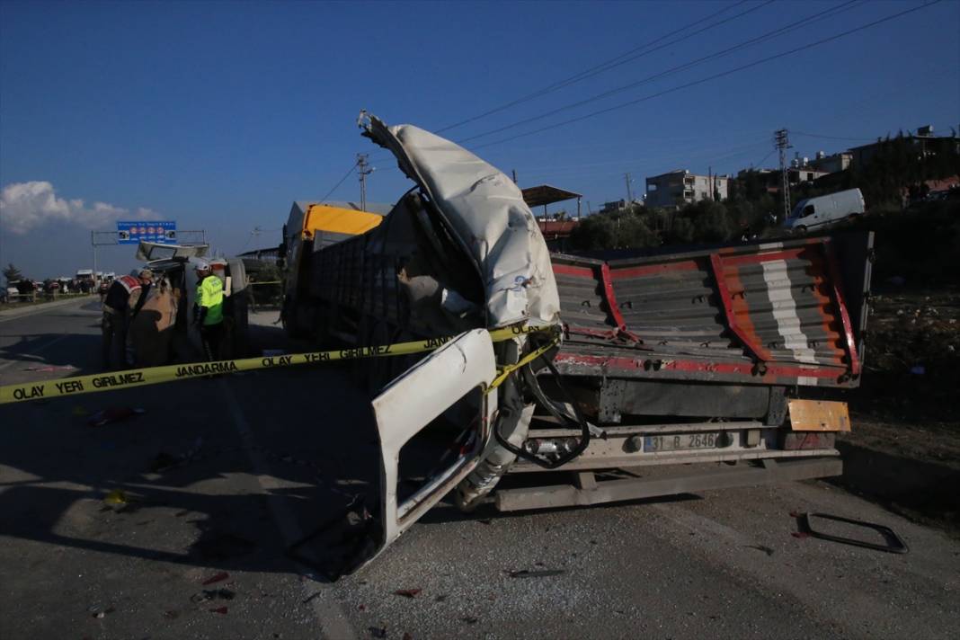 Servis aracı TIR ile çarpıştı! 6 ölü, 8 yaralı var 12