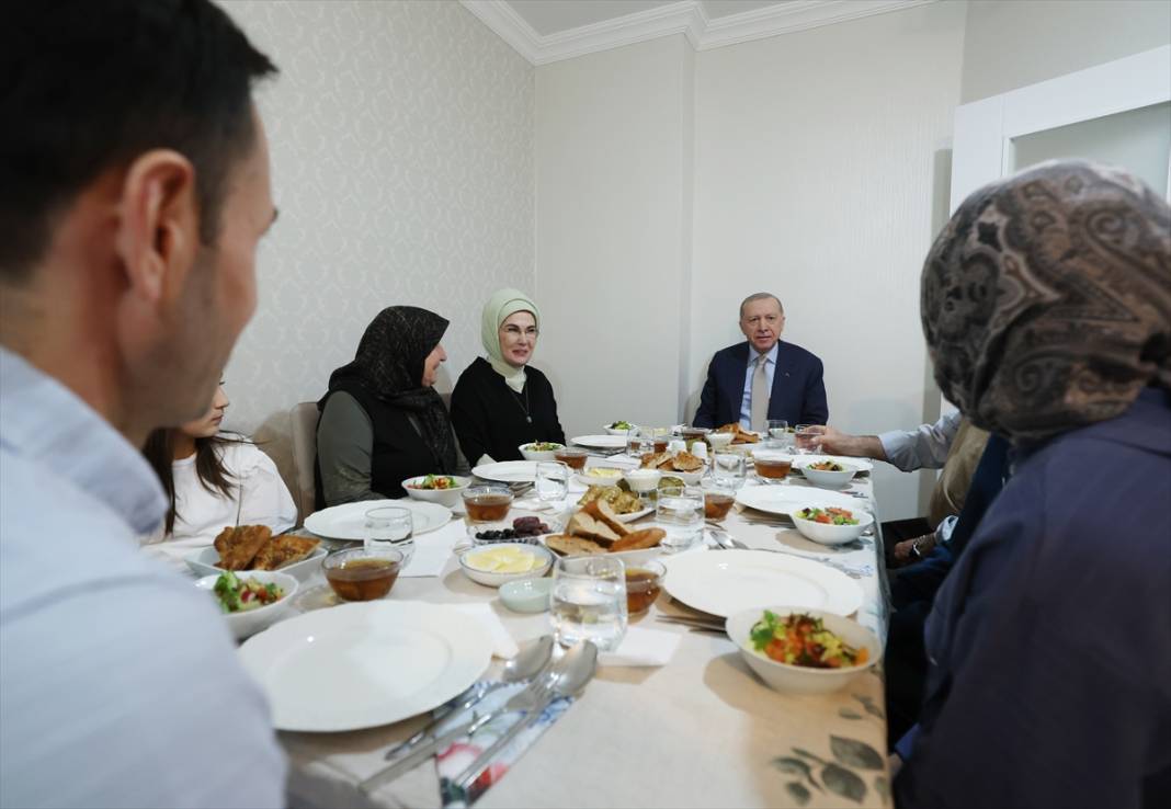 Erdoğan çifti, vatandaşın evinde iftar yaptı 3