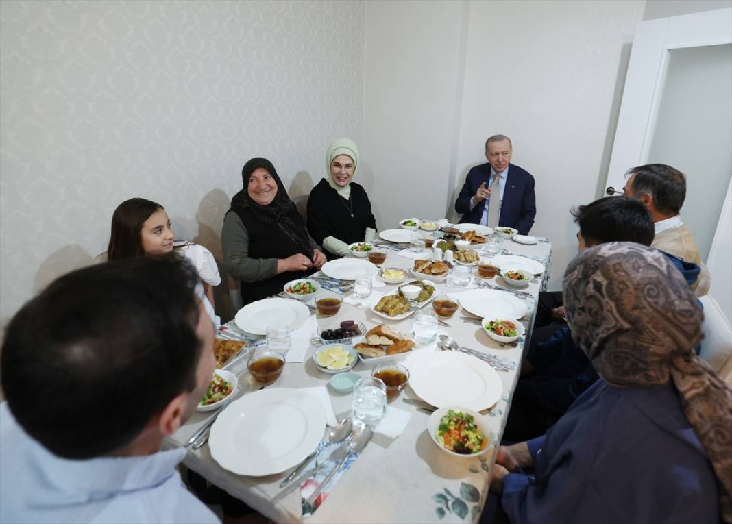 Erdoğan çifti, vatandaşın evinde iftar yaptı 1