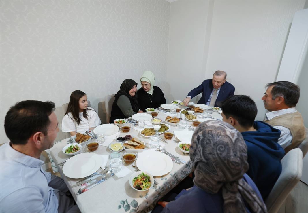 Erdoğan çifti, vatandaşın evinde iftar yaptı 2