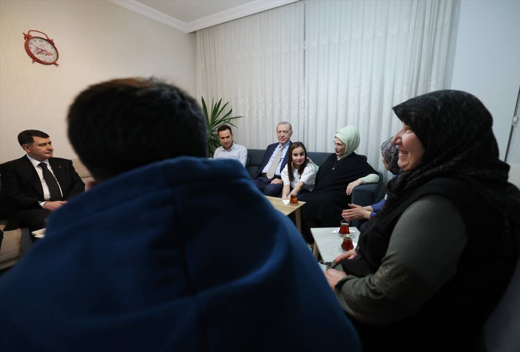 Erdoğan çifti, vatandaşın evinde iftar yaptı 8