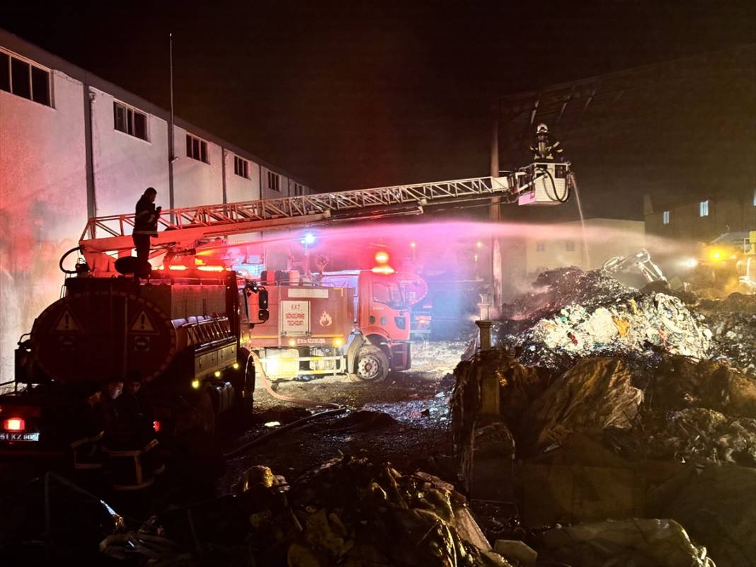 Geri dönüşüm fabrikasında korkutan yangın 3