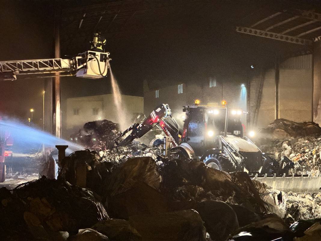 Geri dönüşüm fabrikasında korkutan yangın 5