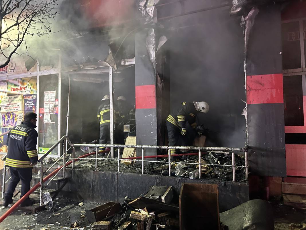 Markette patlama sonrası yangın çıktı 3