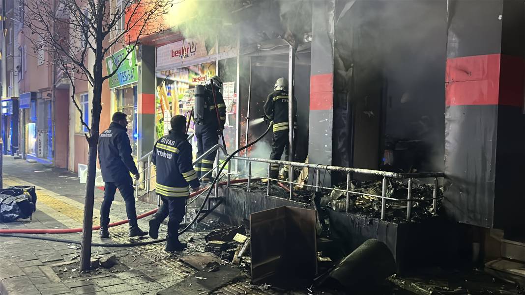 Markette patlama sonrası yangın çıktı 8