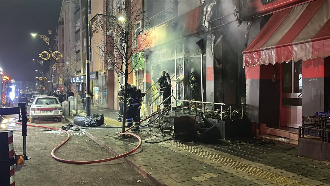 Markette patlama sonrası yangın çıktı 7