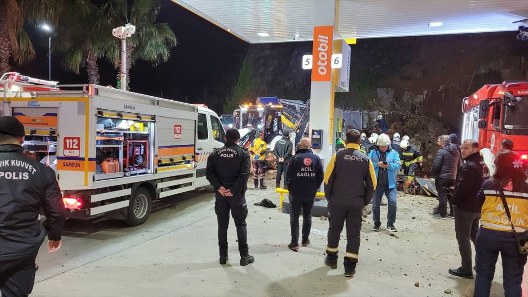 Depremler gündemdeyken bir ilimizde heyelan oldu! Toprak altında kalanlar var 13