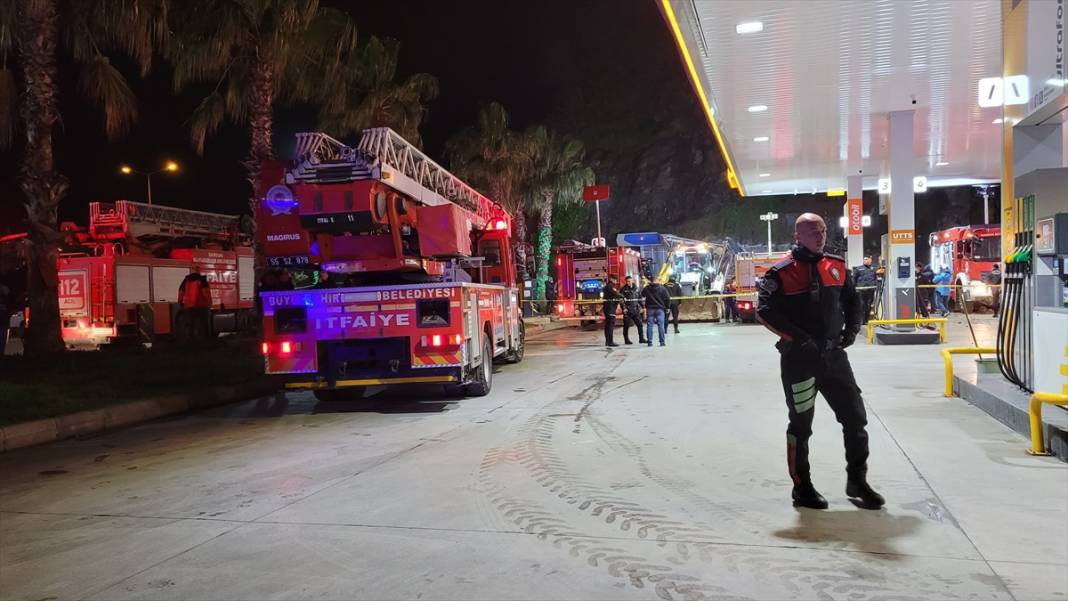 Depremler gündemdeyken bir ilimizde heyelan oldu! Toprak altında kalanlar var 14