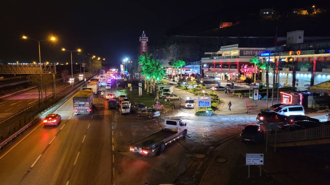 Depremler gündemdeyken bir ilimizde heyelan oldu! Toprak altında kalanlar var 17