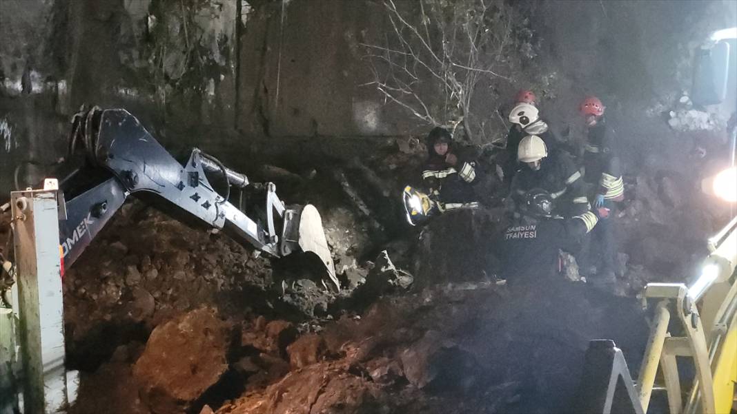 Depremler gündemdeyken bir ilimizde heyelan oldu! Toprak altında kalanlar var 19