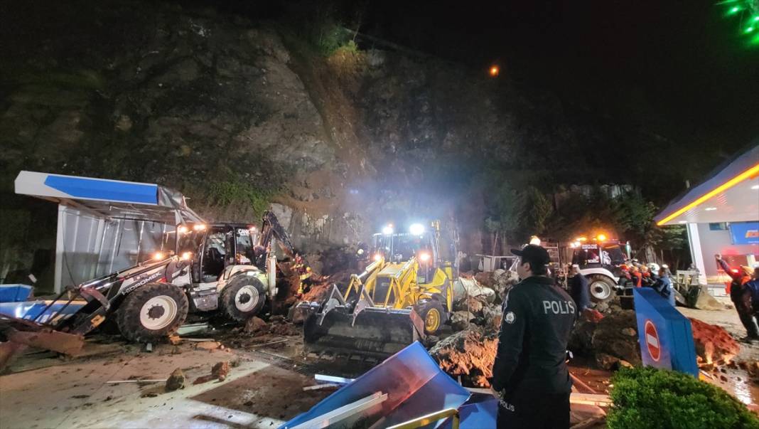 Depremler gündemdeyken bir ilimizde heyelan oldu! Toprak altında kalanlar var 18