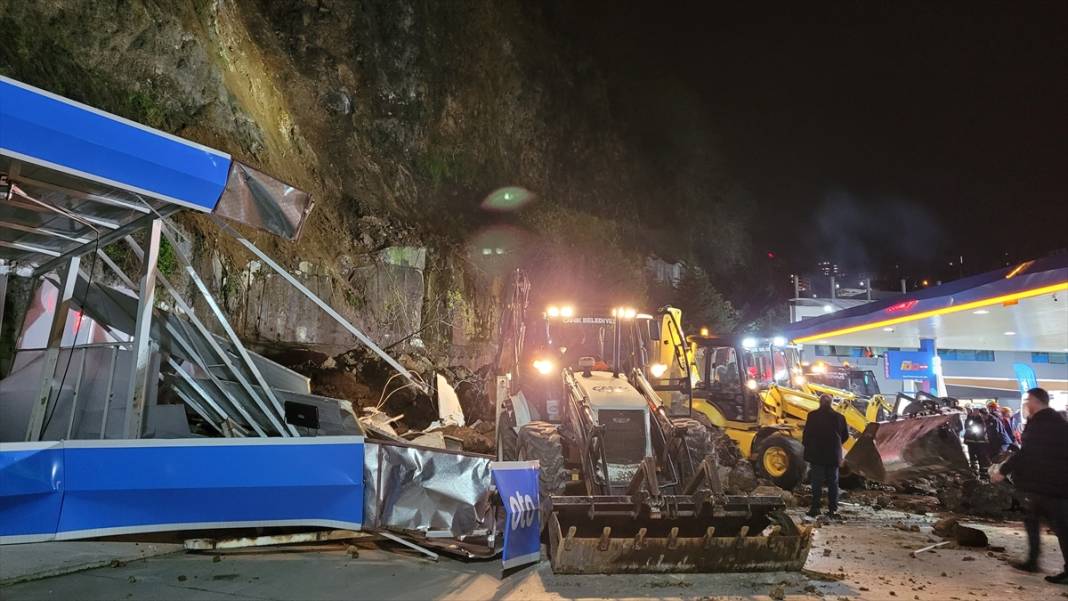 Depremler gündemdeyken bir ilimizde heyelan oldu! Toprak altında kalanlar var 16