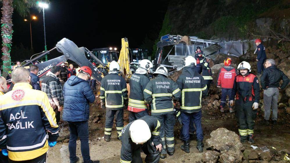Depremler gündemdeyken bir ilimizde heyelan oldu! Toprak altında kalanlar var 5